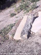 Castillo de Garc Fernndez. Losas de arenisca al lado del castillo