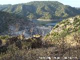 Poblado de la Lancha. Al fondo el Pantano del Jndula