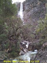 Aguascebas Chico. Al fondo la Cascada de la Osera