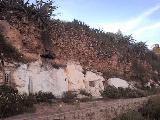 Castillo de Vilches. Casas cueva bajo restos de la muralla