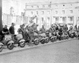 Antiguo Banco de Espaa. Foto antigua. Concentracin de Vespas