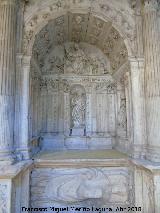 Catedral Vieja. Claustro. Sepulcro en el ala sur con la Virgen de Santa Mara