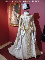 Ropa femenina en el Siglo XVI. Vestido de la Infanta Isabel Clara Eugenia. Exposicin Palacio Episcopal Salamanca