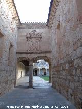 Escuelas Menores. Pasillo de entrada al patio