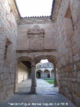 Escuelas Menores. Entrada al patio