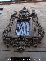 Iglesia de San Isidoro. Ventana camarn barroca de la iglesia conservada en la fachada a la Calle Libreros.