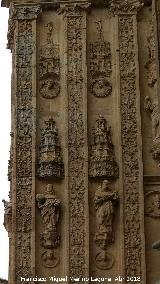 Convento de San Esteban. Portada. Detalle de un lateral