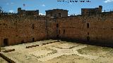 Castillo de los Guzmanes. Plaza de Armas. Desde la entrada a la Torre Cuadrangular Norte