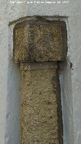 Arcos de la Calle Alonso de Baena. Capitel del Arco que da a la Calle De�n Espinosa