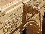 Castillo Palacio de los Ribera. Restos de inscripci�n y g�rgola
