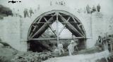 Historia de Olvera. Foto antigua. Obras de la Carretera Pruna-Olvera. En su inauguraci�n se reparti� pan entre los pobres