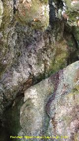 Cascada del Acueducto del Toril. Cueva lateral