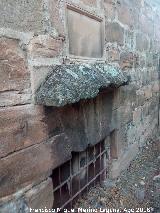 Santuario de la Yedra. Cartela vaca y ventana de stano