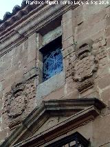 Iglesia de San Mateo. Escudos y vidriera