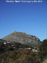 Pea de Martos. Con la Luna sobre ella