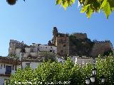 Castillo de la Yedra. A la izquierda dos torreones del tercer recinto convertidos en viviendas y a la derecha murallas del segundo recinto