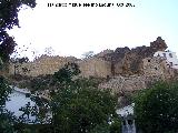 Castillo de la Yedra. Las murallas superiores pertenecen al segundo recinto y se puede apreciar la puerta de entrada, las inferiores pertenecen al tercer recinto