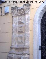 Casa del Rey Fernando. Columnas de la izquierda