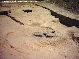 Marroques Bajos. Cabaa circular con hueco para el palo central y una formacin en cruz en su centro perteneciente al quinto anillo