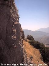 Castillo de Abrehuy. Desde el Abrehuy el acantilado rocoso y restos de murallas hacia el castillo