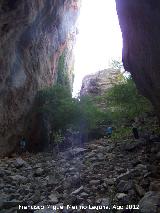 Paso de la Silleta. En esta foto se pueden apreciar las dimensiones por las personas