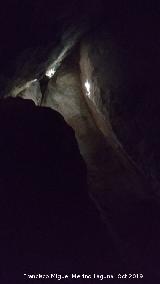 Pinturas rupestres de la Cueva del Canjorro I. Haz de luz iluminando las pinturas