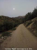 Camino de los Molinos. Con la Luna al fondo