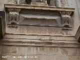 Catedral de Jan. Fachada. Vtor debajo de la hornacina de San Pedro