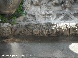 Catedral de Jan. Fachada gtica. Guirnalda de granadas sujeta por una correa