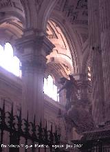 Catedral de Jan. Presbiterio. ngel con candelabros