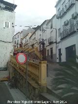 Calle Real de San Fernando. Balaustradas y cruz