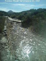 Salinas de San Jos. Arroyo y muros de contencin. Al fondo la Pea de Martos