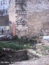 Muralla de Jan. Puerta del Aceituno. Esquina que hace la Muralla que viene del Torren cilndrico de la Crta. de Crdoba. Se puede apreciar el grosor de la muralla en este punto. En la intervencin arqueolgica se ve como continuaba la m